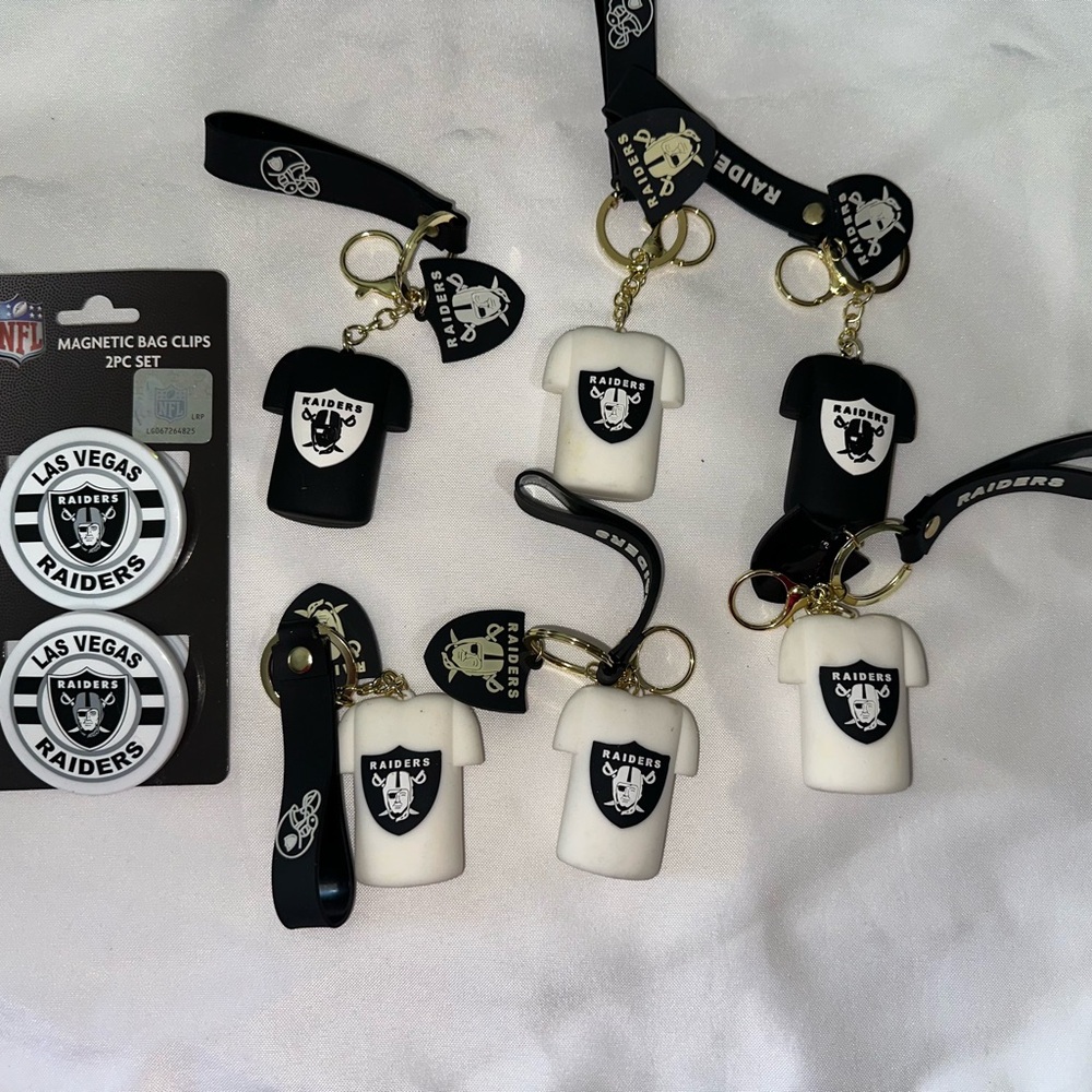 New Las Vegas Raiders Keychain and Bag Clip Set